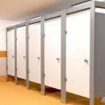 Por que você não deve entrar na cabine do meio no banheiro público