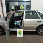 Motorista é flagrado dirigindo com uma cadeira de praia no lugar do assento Motorista é flagrado dirigindo com uma cadeira de praia no lugar do assento