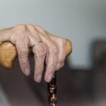Filho é preso suspeito de abusar da própria mãe de 79 anos que teve AVC em MG