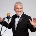 Diretor da Globo se transforma em Frank Sinatra em espetáculo no Rio