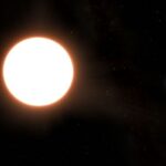 Planeta alienígena com nuvens metálicas se assemelha a “um espelho gigante no espaço”