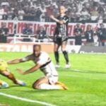 Novo ângulo aumenta polêmica sobre possível toque de mão de Lucas em gol no Majestoso Novo ângulo aumenta polêmica sobre possível toque de mão de Lucas em gol no Majestoso
