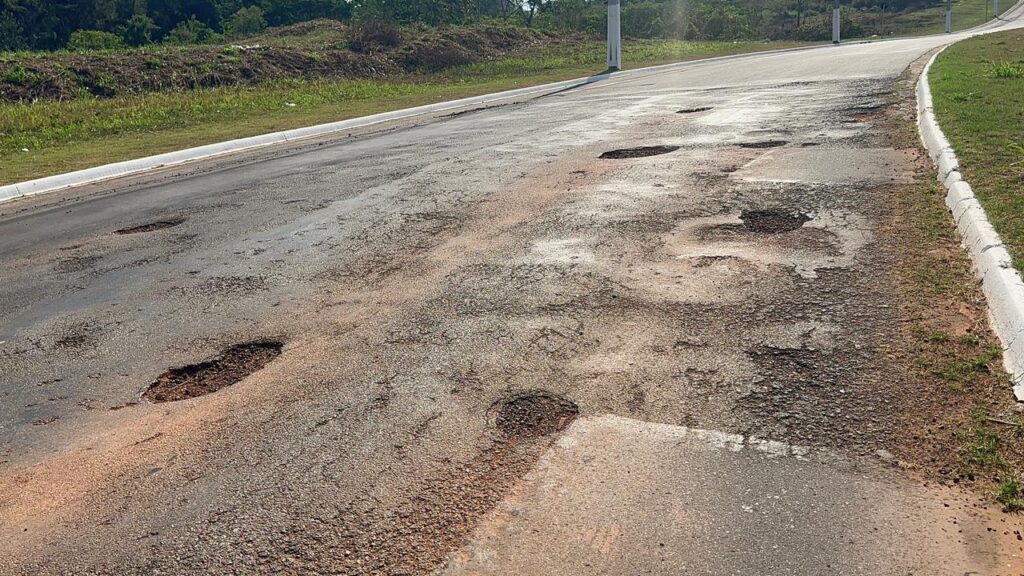 Após morte de criança, rua continua sem reparo no Residencial Bom Sucesso
