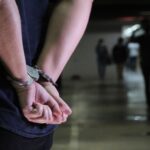 Foragido da Justiça vai tirar documento e acaba preso em Manaus