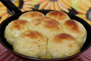 Troquei o pão francês do café da manhã por esse pão de frigideira fofinho que fica pronto em 30 minutos