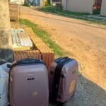 Mulher que deixou filhas autistas em frente a casa do pai é presa na capital