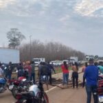 Moradores da Vila Custódio Freire fecham a BR-364 em protesto por melhorias nos ramais