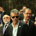 Chico Buarque e Eduardo Bolsonaro não chegam a acordo em ação por uso de “Roda Vida” Chico Buarque e Eduardo Bolsonaro não chegam a acordo em ação por uso de “Roda Vida”