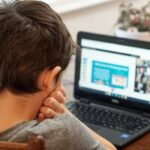 Só 17% dos pais monitoram atividades dos filhos na internet, diz estudo do Google Só 17% dos pais monitoram atividades dos filhos na internet, diz estudo do Google