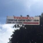 Faixa ameaça motociclistas que fazem manobras: 'Sujeito a cobrança'