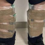 Homem tenta entrar na China com 68 iPhones colado aos corpo