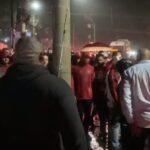 Flamenguistas protestam em frente à festa de Gabigol: 'Festa é o c******' Flamenguistas protestam em frente à festa de Gabigol: 'Festa é o c******'