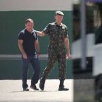 Mauro Cid deixa a prisão após Moraes homologar delação premiada