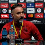 Vitor Pereira detona o futebol brasileiro: 'Muita falta de educação'