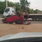 Veículo cai de cima de guincho e assusta motoristas em Mâncio Lima Veículo cai de cima de guincho e assusta motoristas em Mâncio Lima