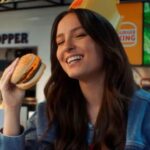 Larissa Manoela ironiza briga familiar em campanha publicitária: 