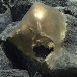 Orbe dourado encontrado no fundo do oceano confunde os cientistas