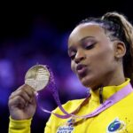 Rebeca Andrade bate Simone Biles e conquista bicampeonato do salto no Mundial de Ginástica Artística Rebeca Andrade bate Simone Biles e conquista bicampeonato do salto no Mundial de Ginástica Artística