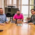 Gonzaga e Manoel Moraes visitam secretário da Saúde que anuncia pagamento dos terceirizados e destaca avanço na saúde