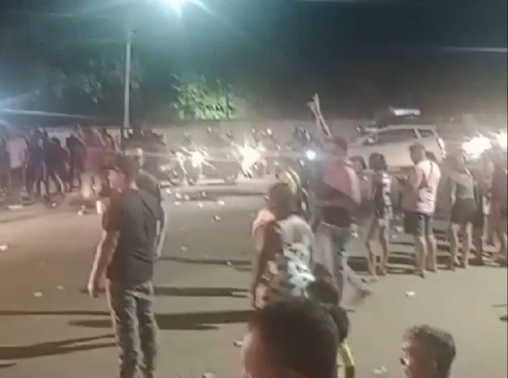 Moradores liberam AC-40, mas prometem novo bloqueio nesta terça-feira (24)