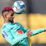 Yan Couto trata Daniel Alves como ídolo, um reflexo do mundo paralelo dos boleiros Yan Couto trata Daniel Alves como ídolo, um reflexo do mundo paralelo dos boleiros