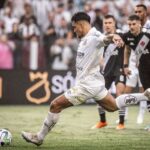 Em jogo caótico, Santos esbanja eficiência, goleia o Vasco na Vila e sai do Z4
