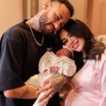 QUE FOFURA! Neymar e Bruna Biancardi postam primeiras fotos com a filha QUE FOFURA! Neymar e Bruna Biancardi postam primeiras fotos com a filha