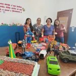 Em Senador Guiomard, adolescentes distribuem brinquedos no Dia da Criança