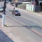 Câmeras de segurança gravam acidente na ladeira do Bola Preta, na Baixada da Sobral
