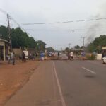 Rodovia AC-40 é interditada por manifestantes que cobram melhorias em ramais da região Rodovia AC-40 é interditada por manifestantes que cobram melhorias em ramais da região