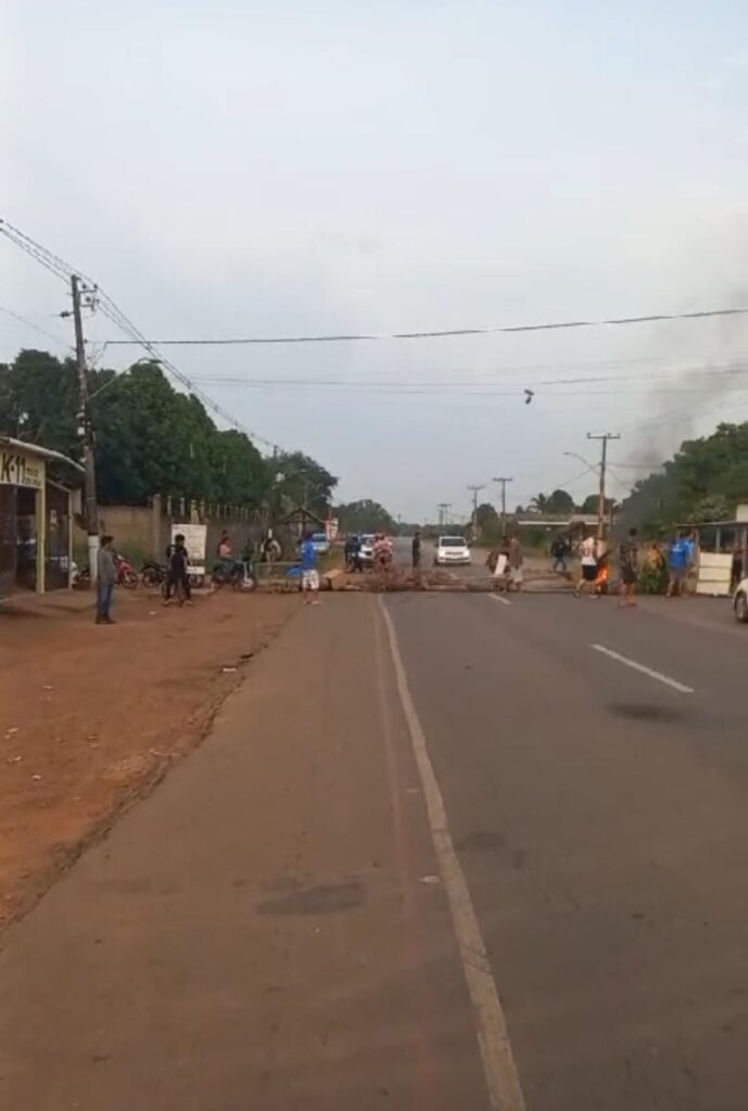 Moradores continuam bloqueando a AC-40 em Rio Branco
