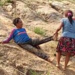Mulher indígena arrasta marido bêbado para barco e leva ele para casa no interior do Acre Mulher indígena arrasta marido bêbado para barco e leva ele para casa no interior do Acre