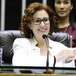 Carla Zambelli passa mal e desmaia em Aeroporto de São Paulo