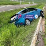 Carro aquaplana e motorista escapa por pouco de tragédia na Baixada da Sobral Carro aquaplana e motorista escapa por pouco de tragédia na Baixada da Sobral
