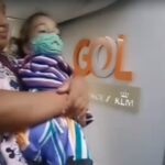Mãe denuncia ter sido retirada de voo com filha que não tem braços e pernas Mãe denuncia ter sido retirada de voo com filha que não tem braços e pernas