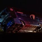 Ônibus que tombou no DF e matou 7 era clandestino e fugiu de escolta