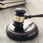 Mãe consegue na Justiça ordem de despejo contra filhos de 40 e 42 anos Mãe consegue na Justiça ordem de despejo contra filhos de 40 e 42 anos