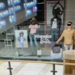 Homem é preso após fingir ser manequim para assaltar loja na Polônia Homem é preso após fingir ser manequim para assaltar loja na Polônia