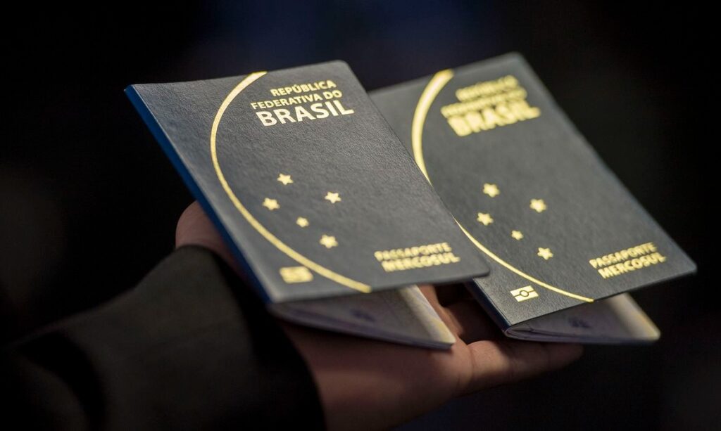 Novo passaporte começa a ser emitido pela PF; confira as mudanças Novo passaporte começa a ser emitido pela PF; confira as mudanças