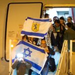 Primeiros brasileiros repatriados de Israel desembarcam em Brasília