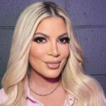 Tori Spelling deixa nova casa às pressas após vizinho fazer refém com fuzil