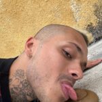 Vitão posta fotos lambendo ‘cocô’ e intriga seguidores: ‘Dia das crianças’