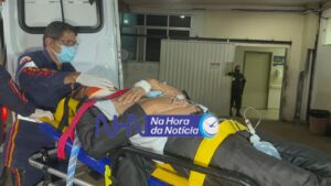 Motorista perde controle de carro e bate contra poste de energia em Rio Branco