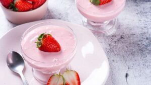Mousse rápida de morango com apenas 5 ingredientes
