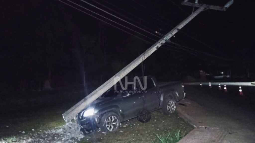 Motorista de caminhonete tenta fazer rotatória e atinge poste de energia em Rio Branco