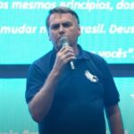 Moraes quer “me alijar da política”, diz Bolsonaro Moraes quer “me alijar da política”, diz Bolsonaro