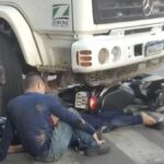 Colisão entre caminhão e motocicleta em Cruzeiro do Sul deixa mulher gravemente ferida