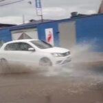Bueiro entupido deixa rua principal do Nova Estação alagada após forte chuva Bueiro entupido deixa rua principal do Nova Estação alagada após forte chuva