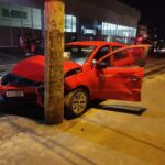 Homem embriagado causa colisão e danos em poste no município de Cruzeiro do Sul