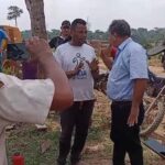Vídeo: Prefeito de Bujari é agredido por morador durante encontro com a comunidade Vídeo: Prefeito de Bujari é agredido por morador durante encontro com a comunidade